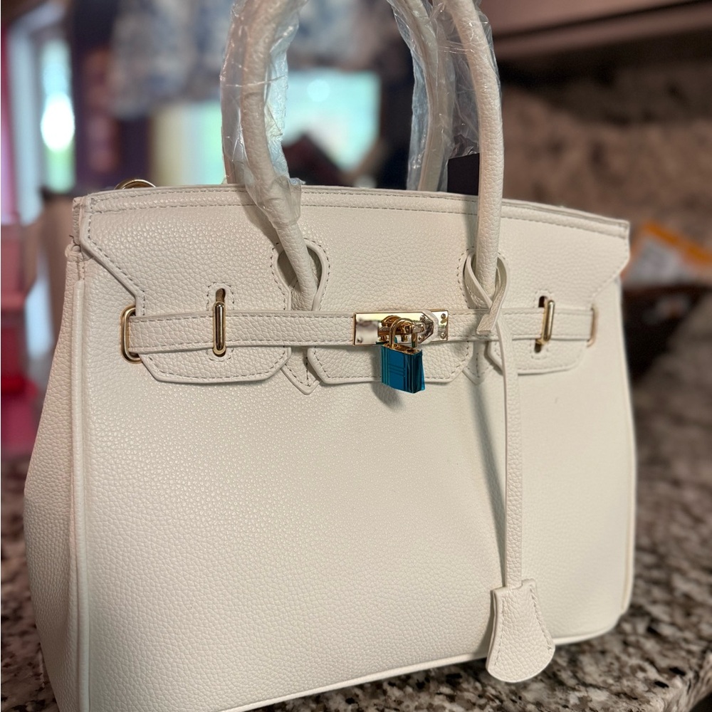 Elegant White Satchel with Structured Design